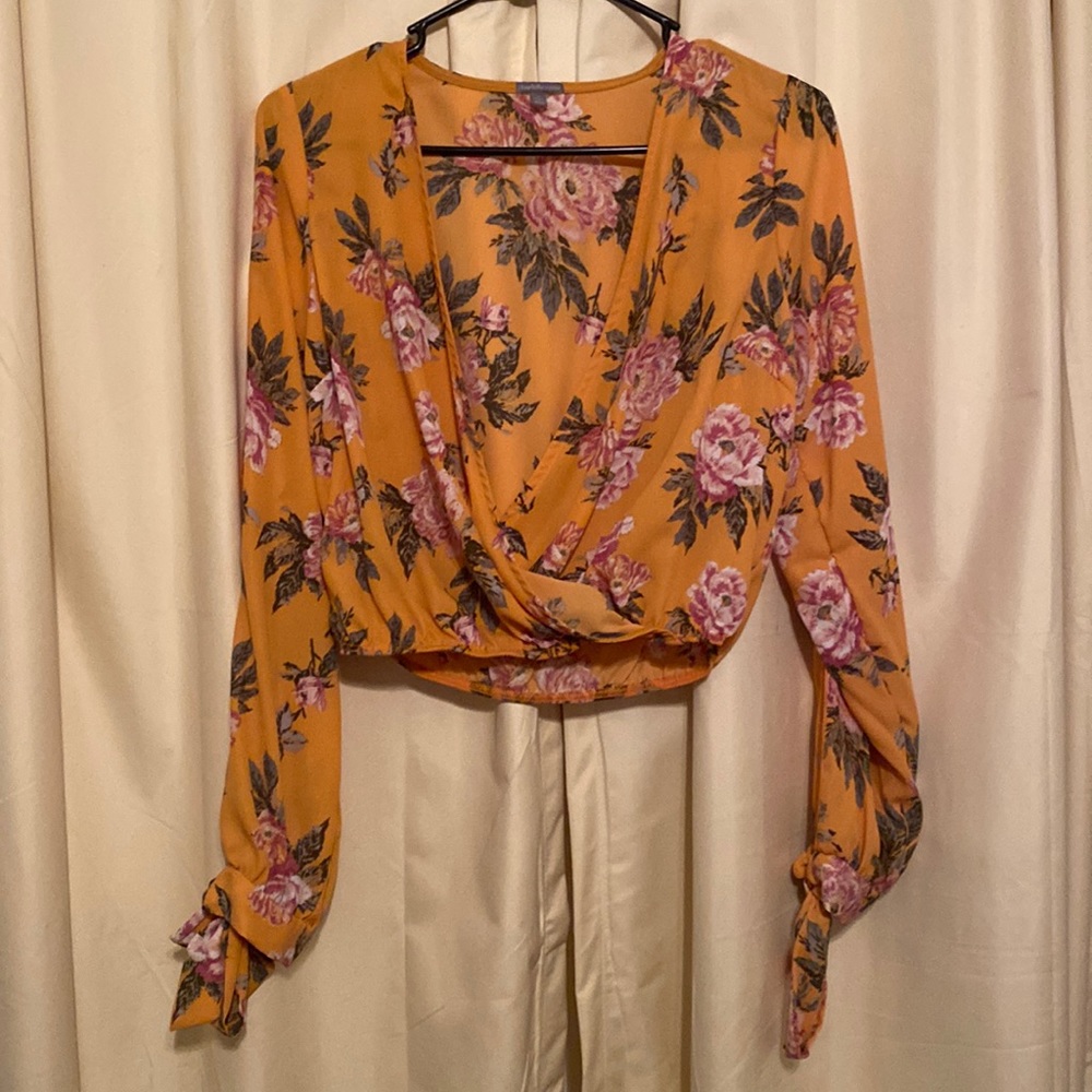 Crop top long sleeve with cut open sleeves